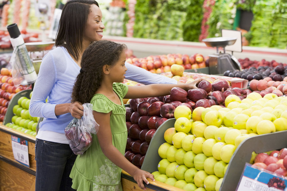 https://internalmedicine.usc.edu/wp-content/uploads/2021/11/Mother-and-daughter-selecting-healthy-fruit-in-produce-section.jpg